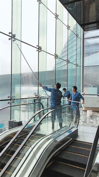 曲江新區(qū)以文明和諧、干凈整潔面貌喜迎雙節(jié)，專業(yè)建筑物清潔服務(wù)扮靚城市窗口